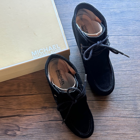 MICHAEL KORS WOMEN'S WEDGE BOOTS - Picture 1 of 9